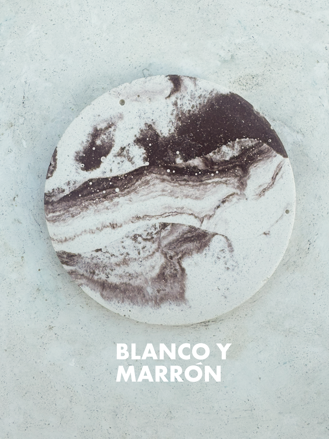 Blanco y marrón